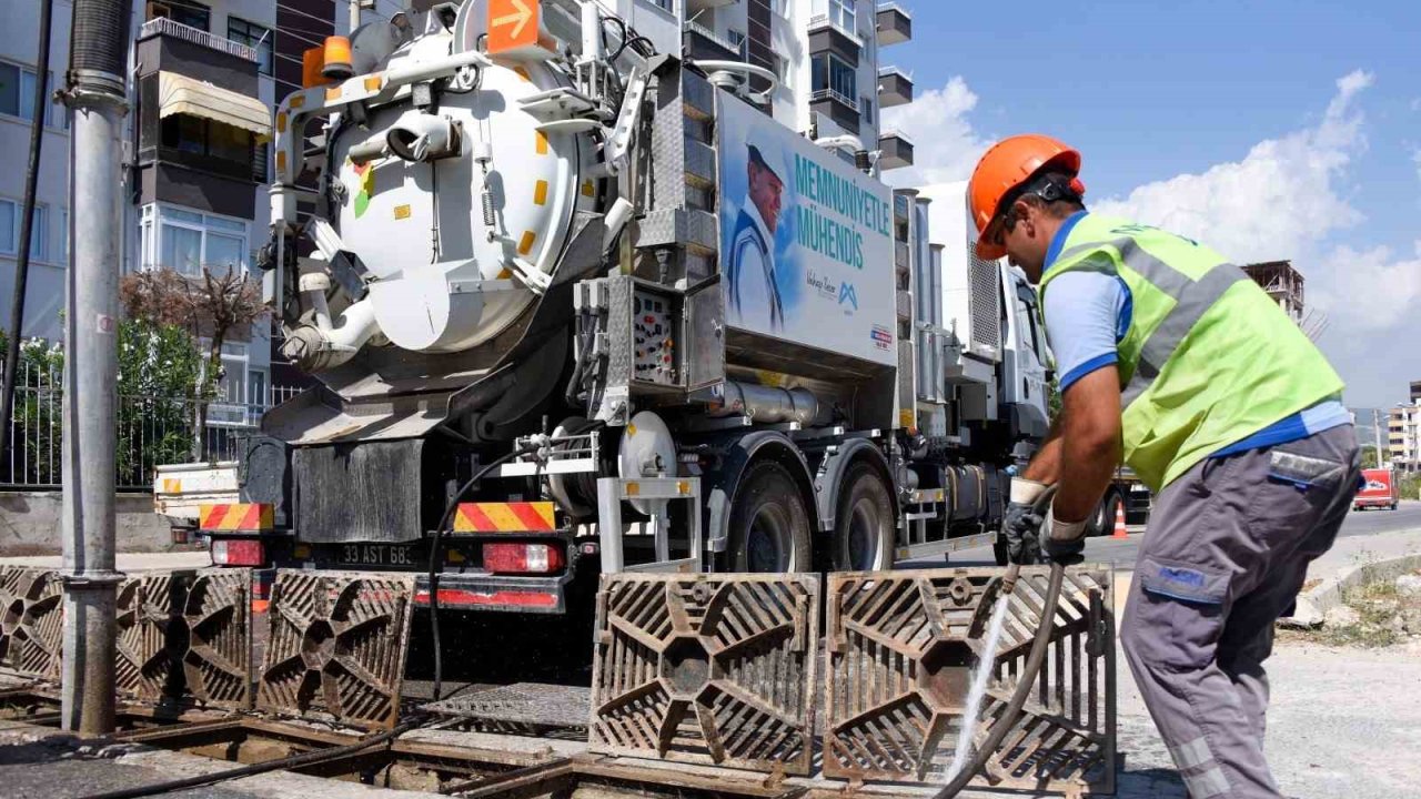 Mersin’de yağışlara karşı ızgara temizlikleri yapılıyor