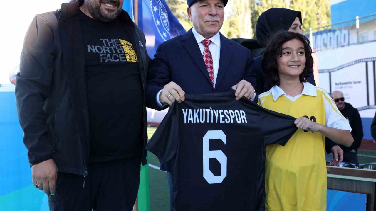 Büyükşehir’den amatör futbol kulüplerine malzeme yardımı