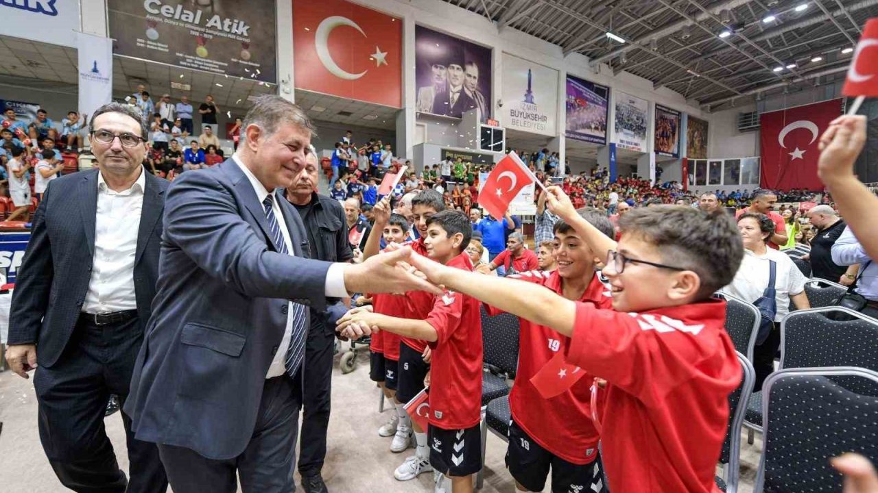 İzmir Büyükşehir’den amatör spor kulüplerine 22 milyon liralık can suyu