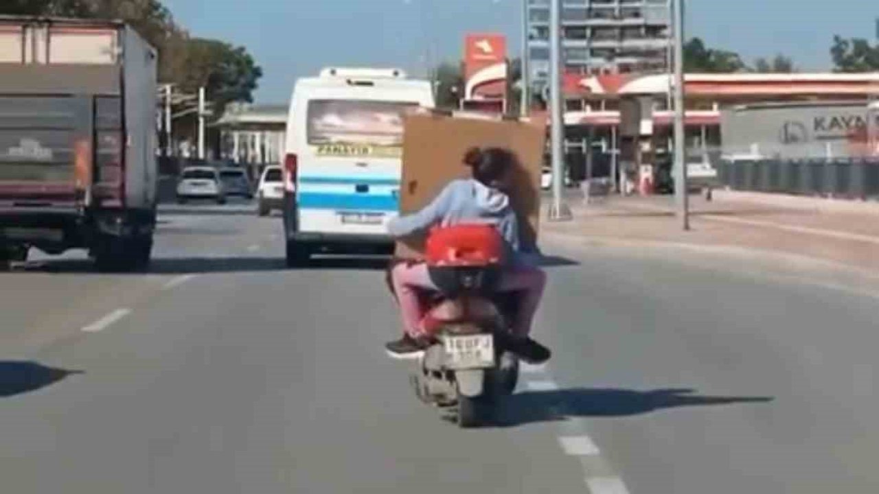 Çocuğunun canını hiçe saydı...Tehlikeli yolculuk kamerada