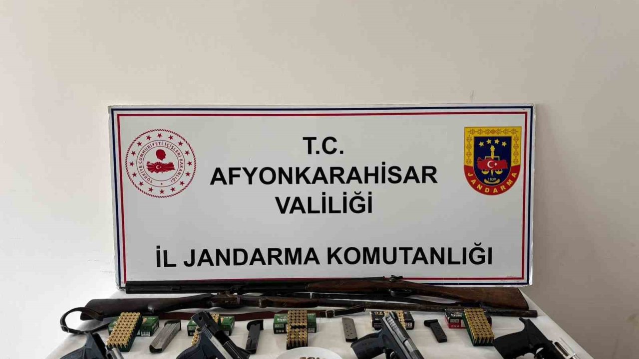 Kaçak silah satışı yapmaya hazırlanırken jandarmaya yakalandı