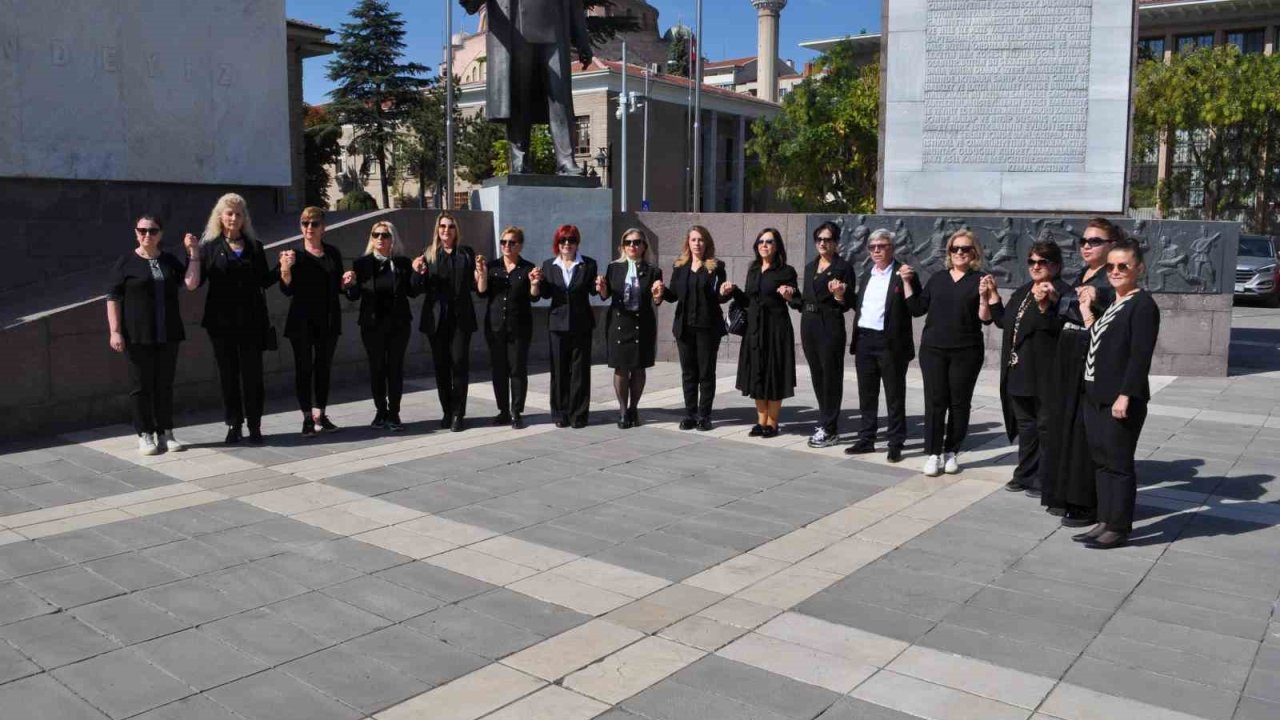 Eskişehirli kadın muhtarlar bir araya gelerek "Kadına ve çocuğa şiddete hayır" dedi