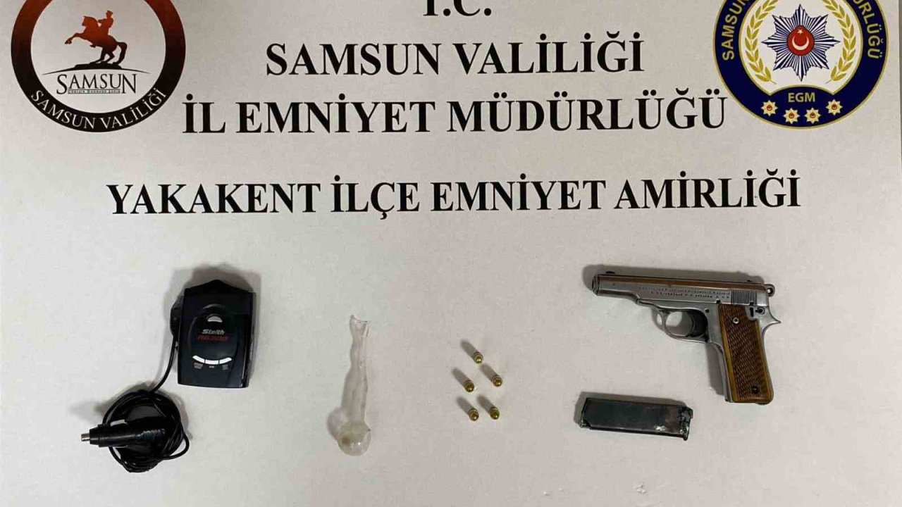 Polisin uygulamasında silah ve radar tespit cihazı ele geçti