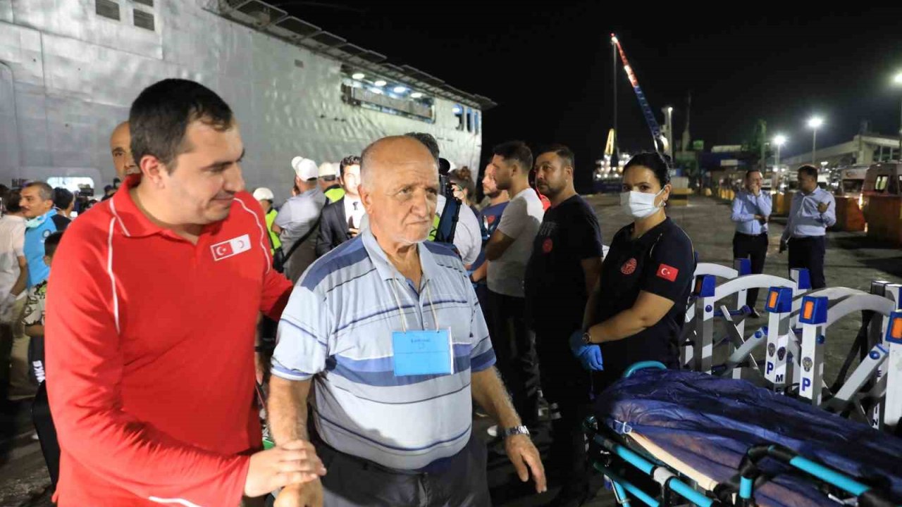 Türk Kızılay’dan Lübnan’dan tahliye edilenlere sıcak yemek