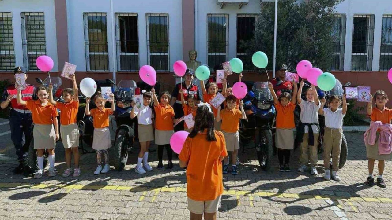 Jandarma ‘Kız Çocukları Günü’nde kız çocuklarını unutmadı