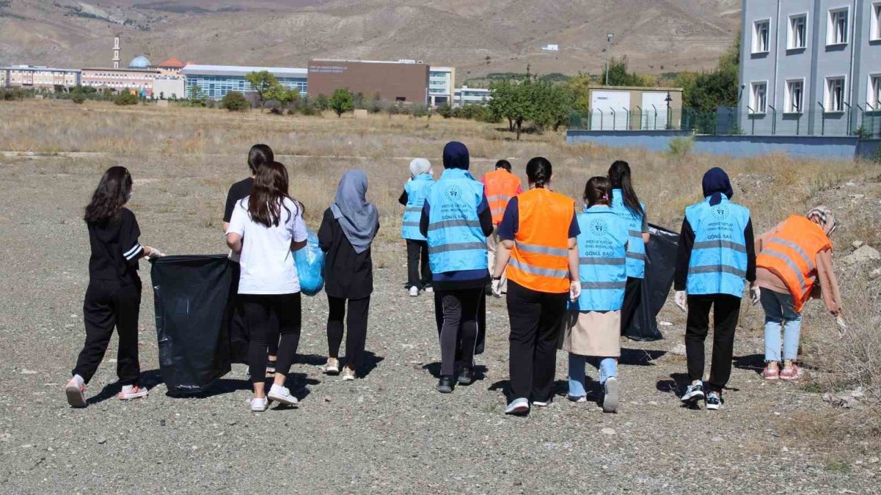 Üniversite öğrencilerinden çevre temizliği