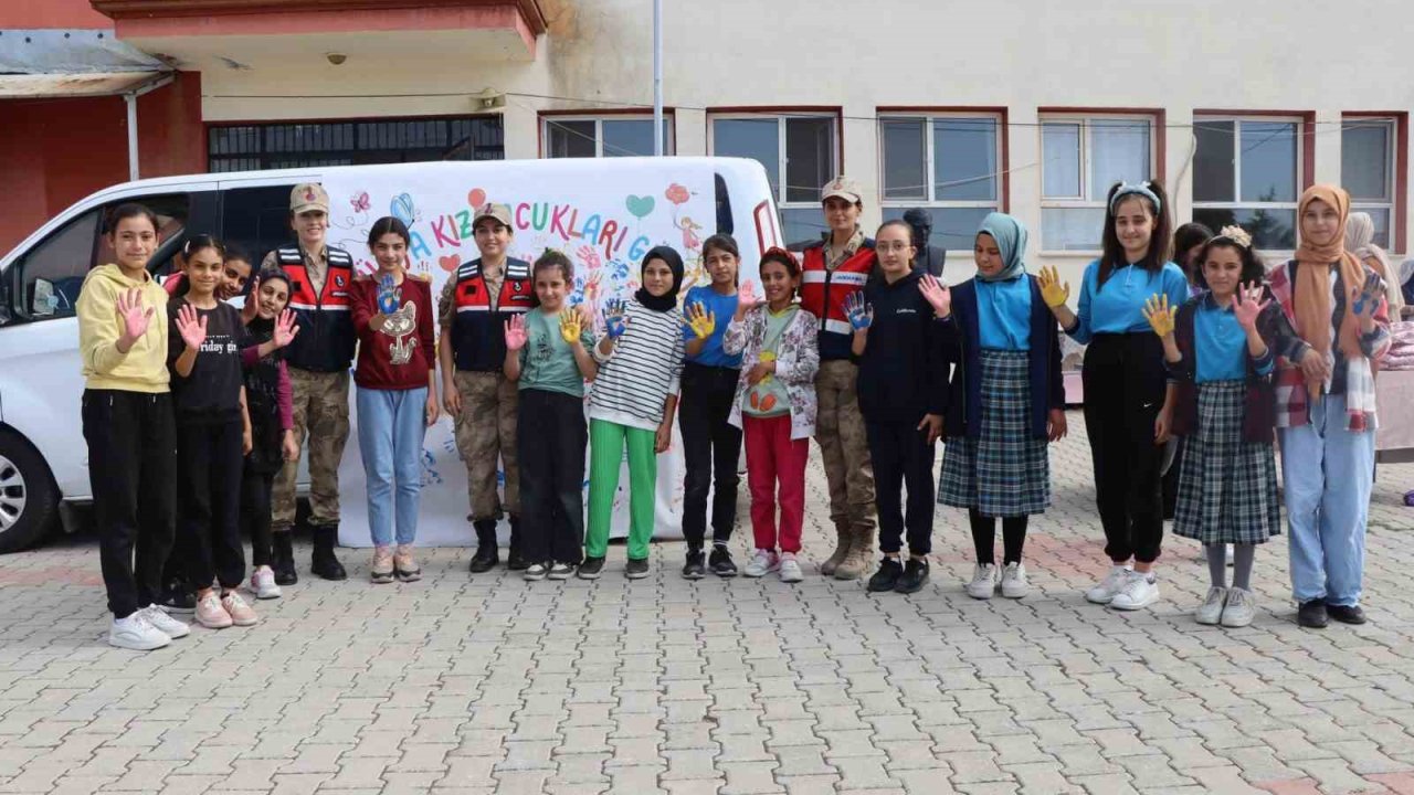 Tunceli’de jandarma, kız çocukları ile bir araya geldi