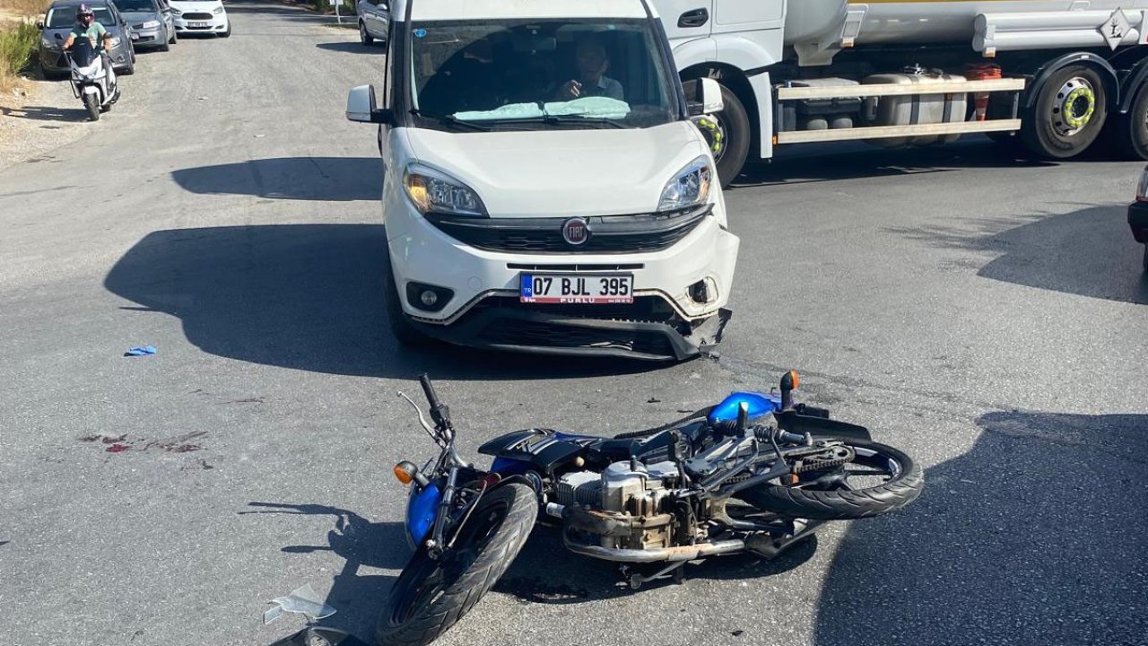 Hafif ticari araç ile motosiklet çarpıştı, motosiklet sürücüsü yaralandı