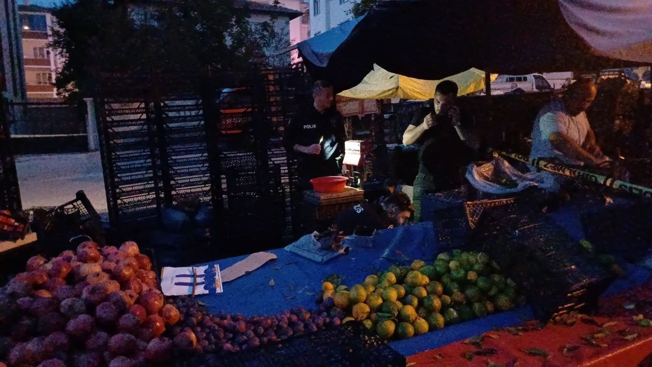 Aralarında husumet bulunan pazarcıyı tezgahı başında vurdu