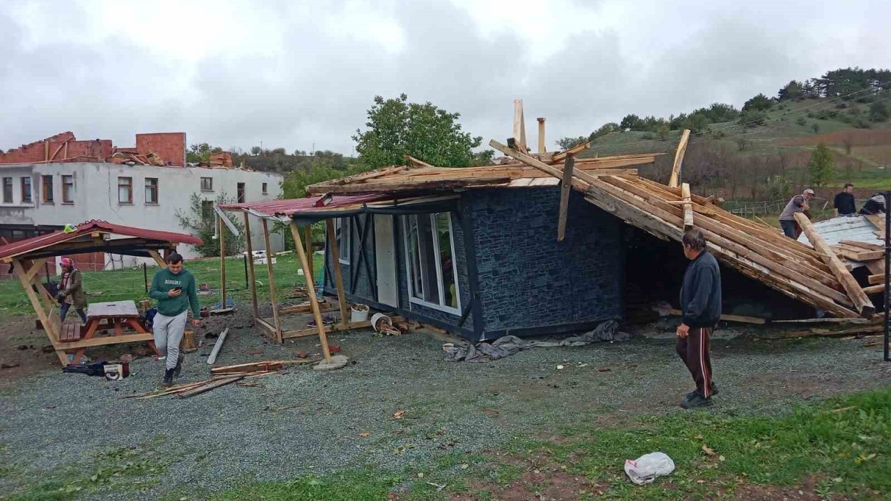 Fırtınanın uçurduğu çatı başka bir evin üzerine düştü