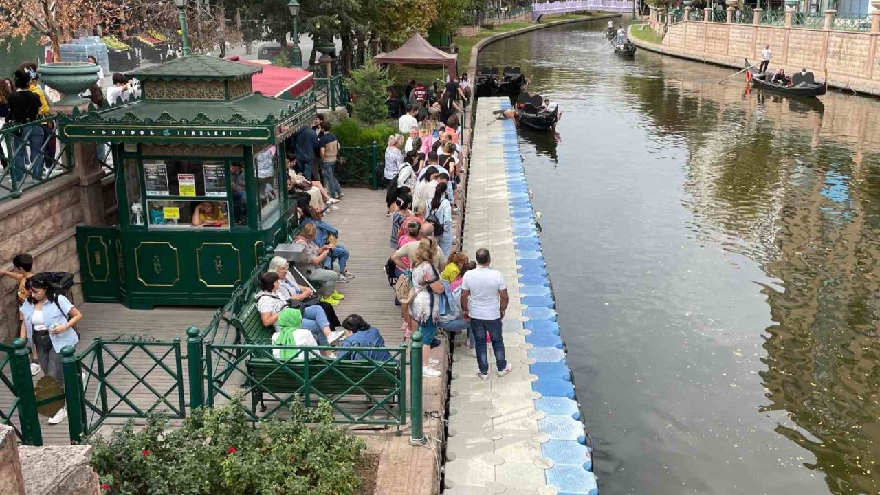 Eskişehir’de gondol sırası yoğunluğu oluştu