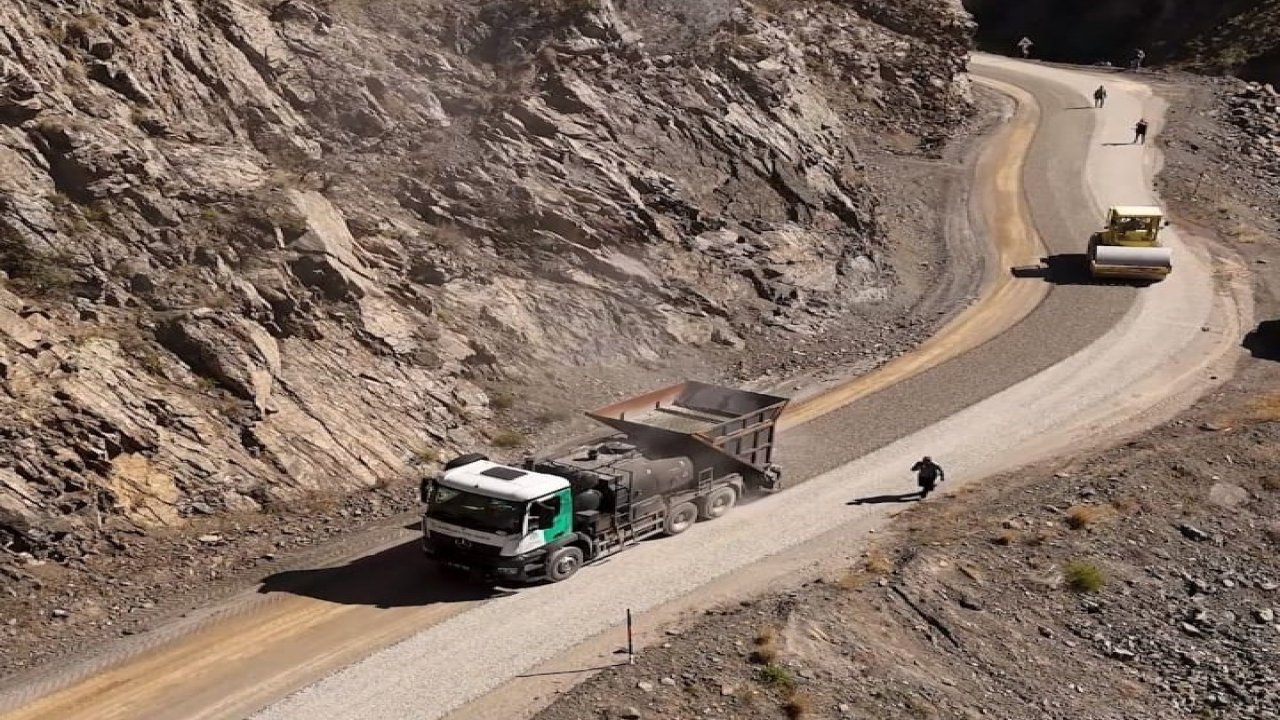 Erzincan’da kış öncesi köy yolları sıkıntısız ulaşıma hazır hale getirildi