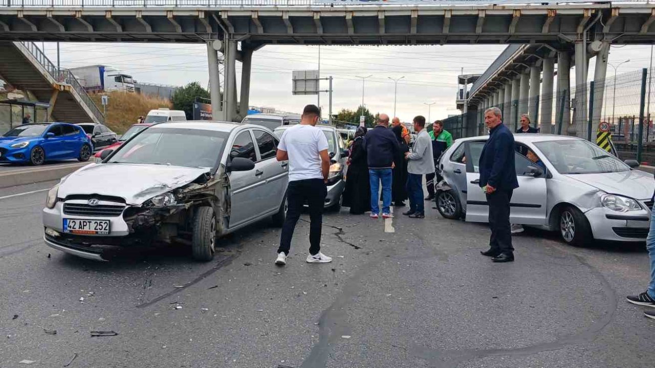 Esenyurt E-5 karayolunda 4 araç zincirleme kazaya karıştı: 1 yaralı