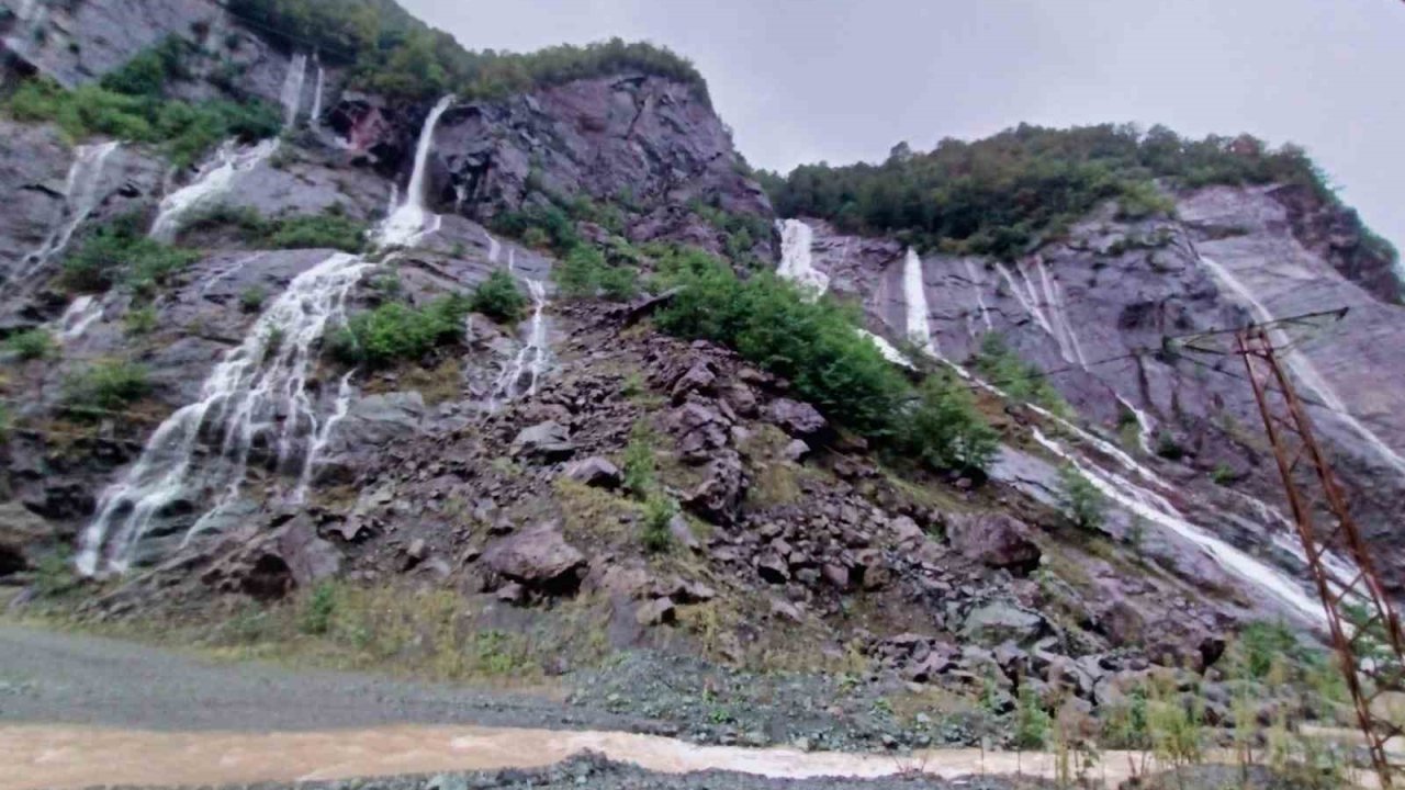 Artvin’de şiddetli yağışta bazı köy yolları ulaşıma kapandı