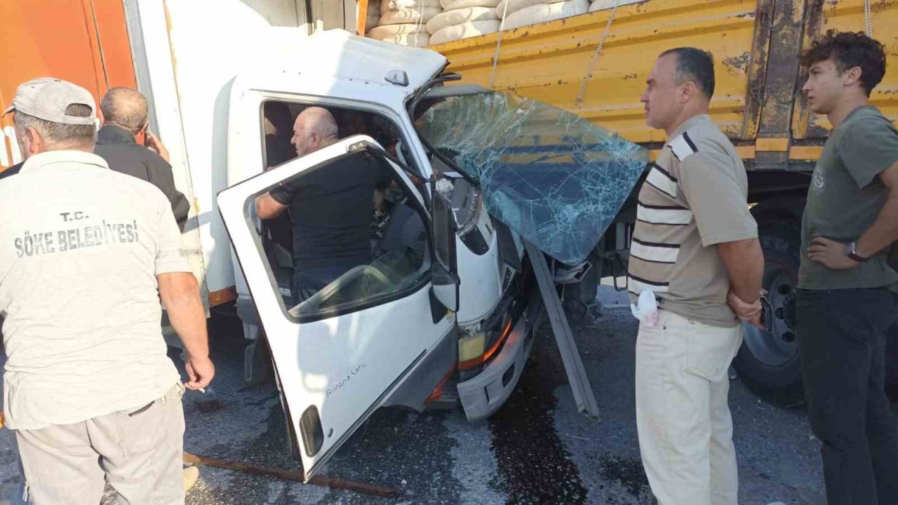 Kamyonet tıra ok gibi saplandı sürücü ağır yaralandı