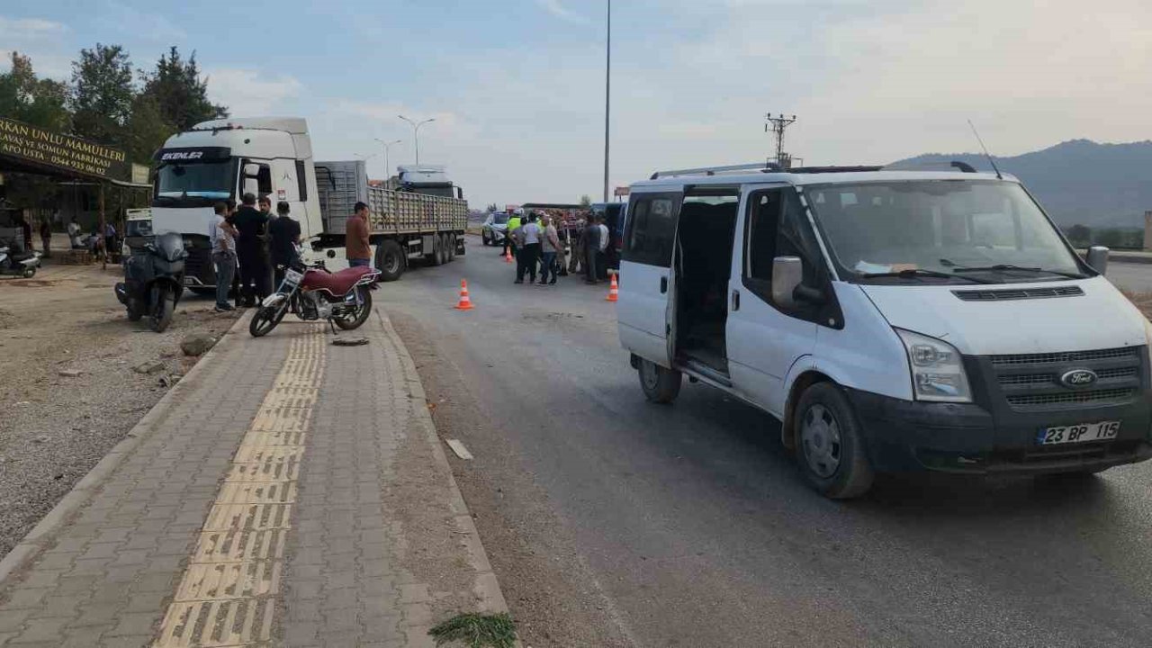 Hassa’da minibüsle çarpışan motosikletin sürücüsü yaralandı