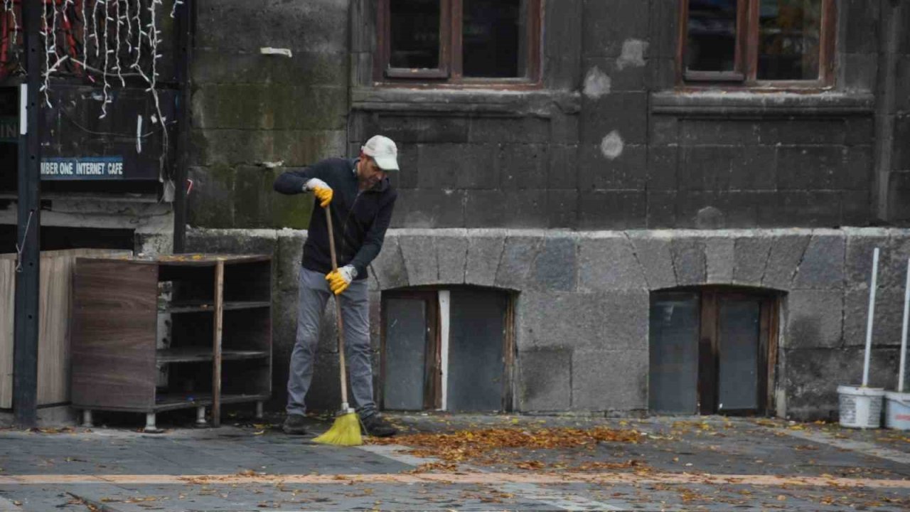 Kars’ta temizlik işçilerinin yaprak mesaisi başladı