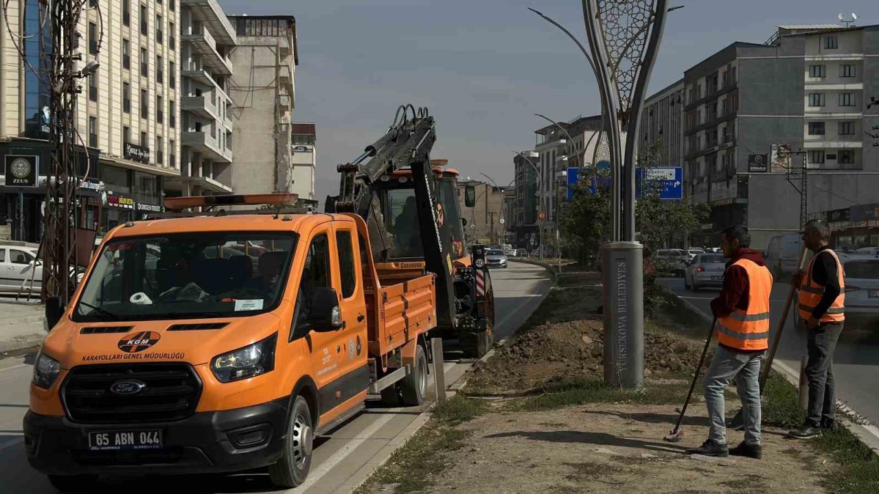 Yüksekova’da refüj yenileme çalışması