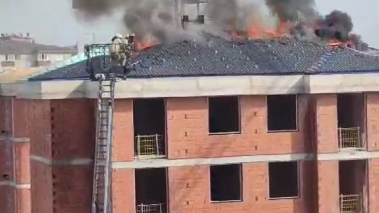 Pendik’te inşaat halindeki bir binanın çatısındaki yangını bir vatandaş hortumla söndürmeye çalıştı