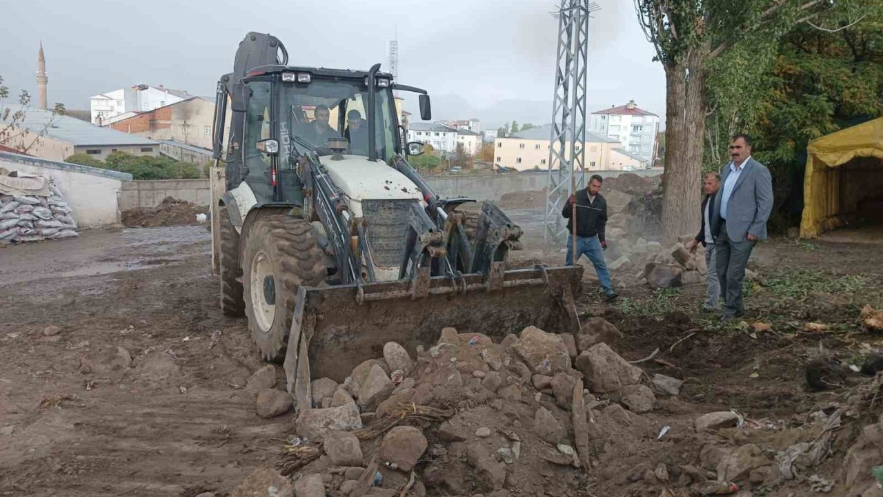 Taşlıçay’da sokak ve yol genişletme çalışmaları başladı