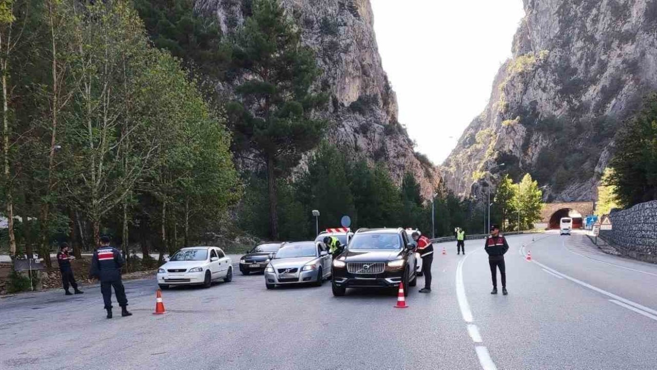 Burdur’da toplam 101 yıl kesinleşmiş hapis cezasıyla aranan 19 şahıs yakalandı