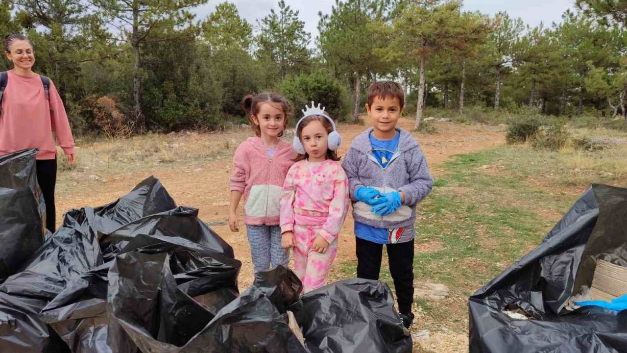 Bilecik’te bir site sakinleri çevre temizliğinde 30 poşet çöp topladı