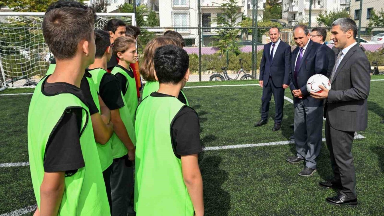 Vali Aktaş, Ertuğrul Gazi Anadolu İmam Hatip Lisesi’ni ziyaret etti