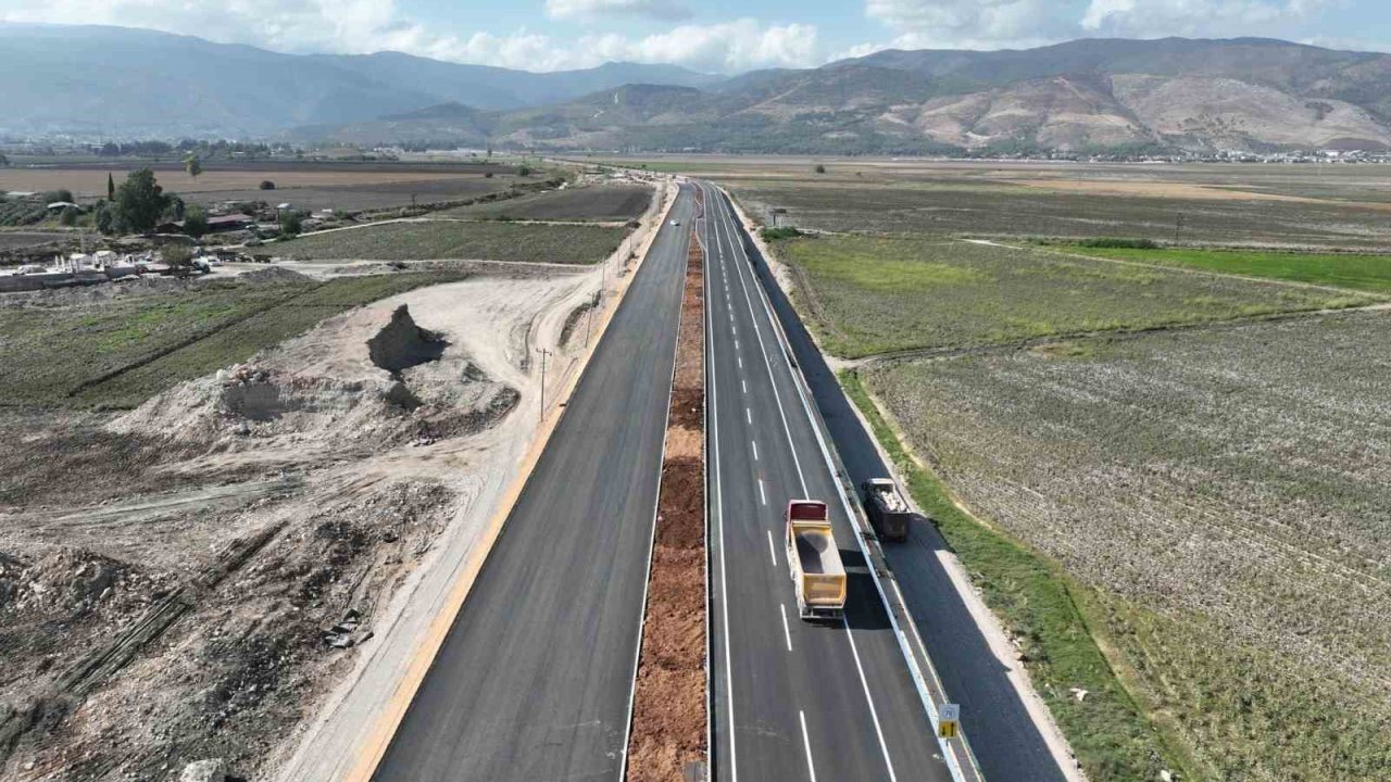 Depremde hasar gören havalimanı yolu yenilenerek hizmete açıldı