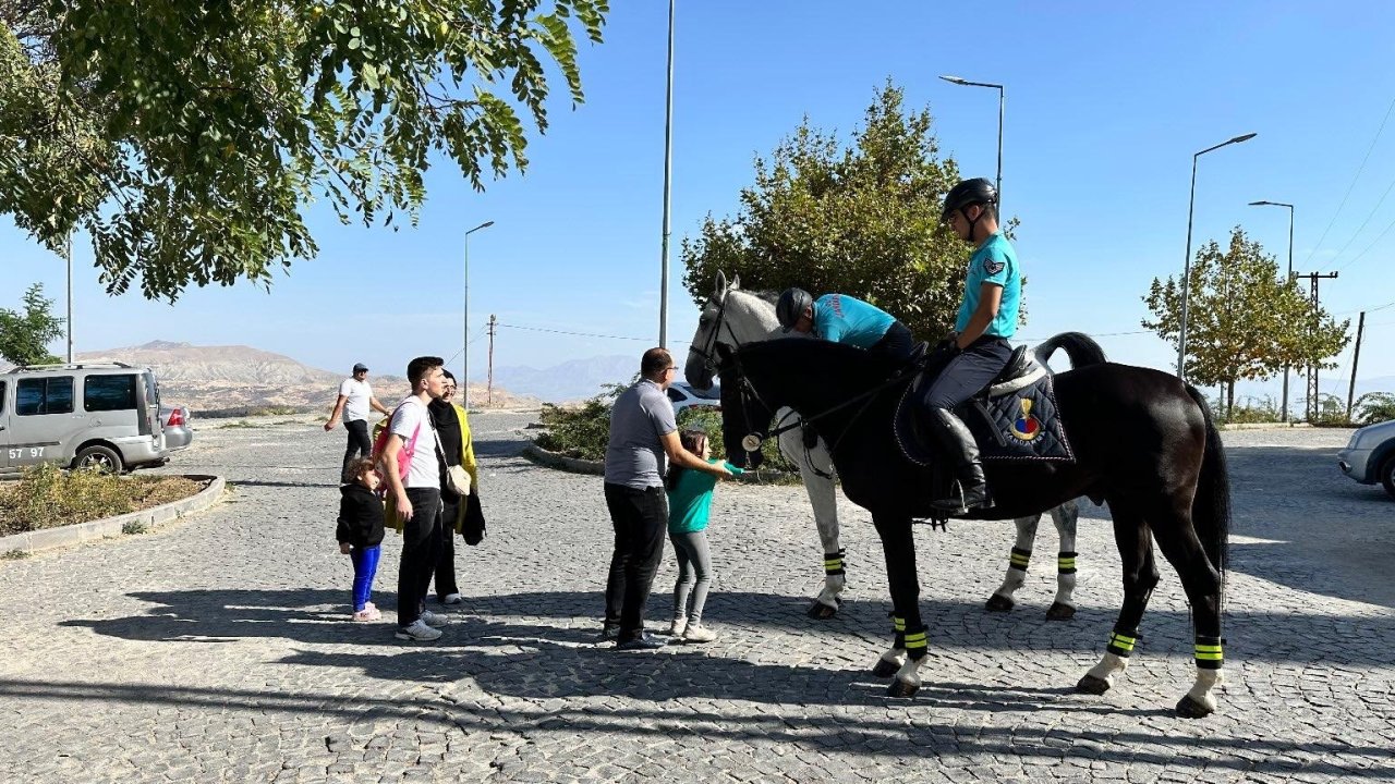 Harput’ta Atlı Jandarma Timi’ne yoğun ilgi