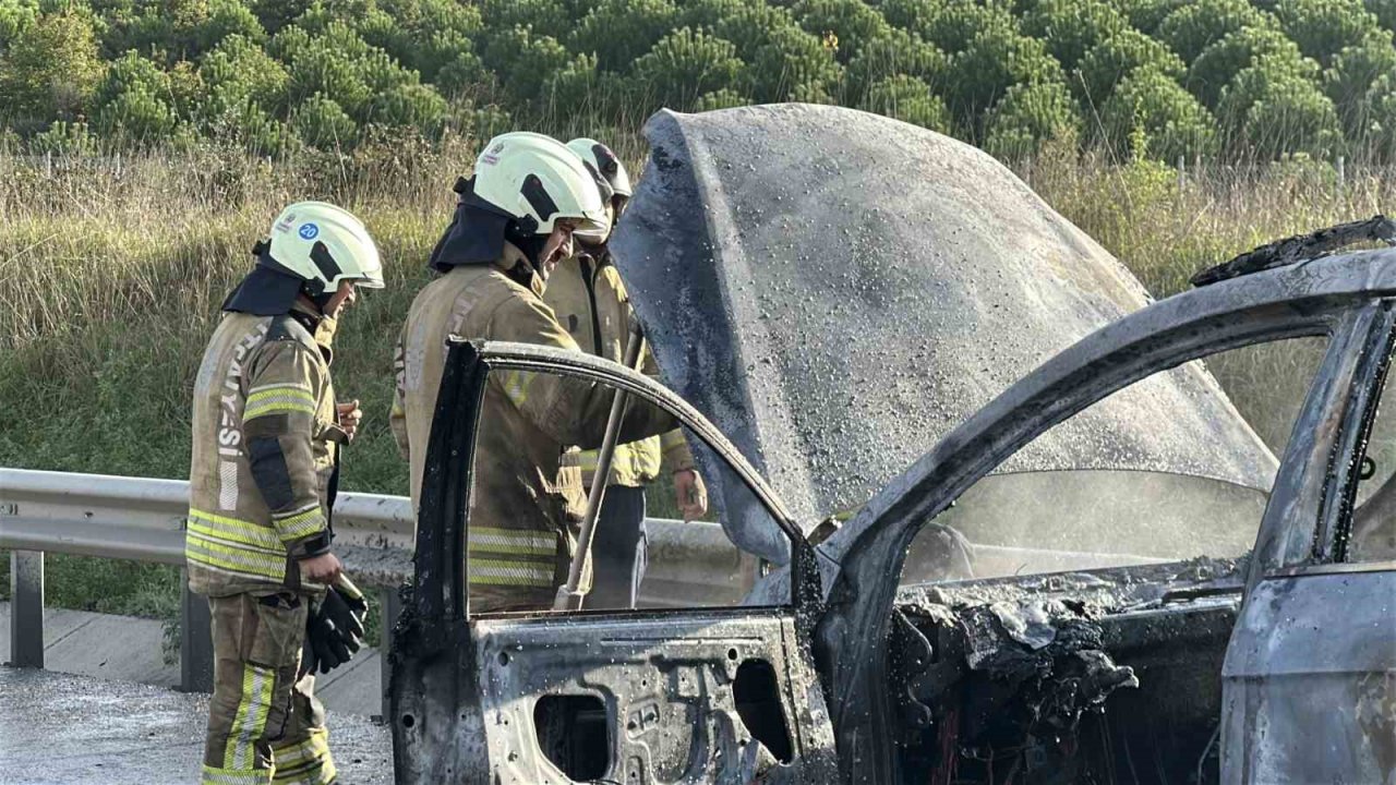 Kuzey Marmara Otoyolu’nda lüks araç alev alev yandı