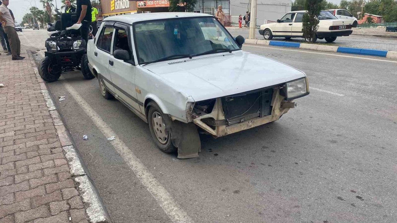 Motosiklet sürücüsü önce otomobile, sonra yayalara çarptı: 3 yaralı