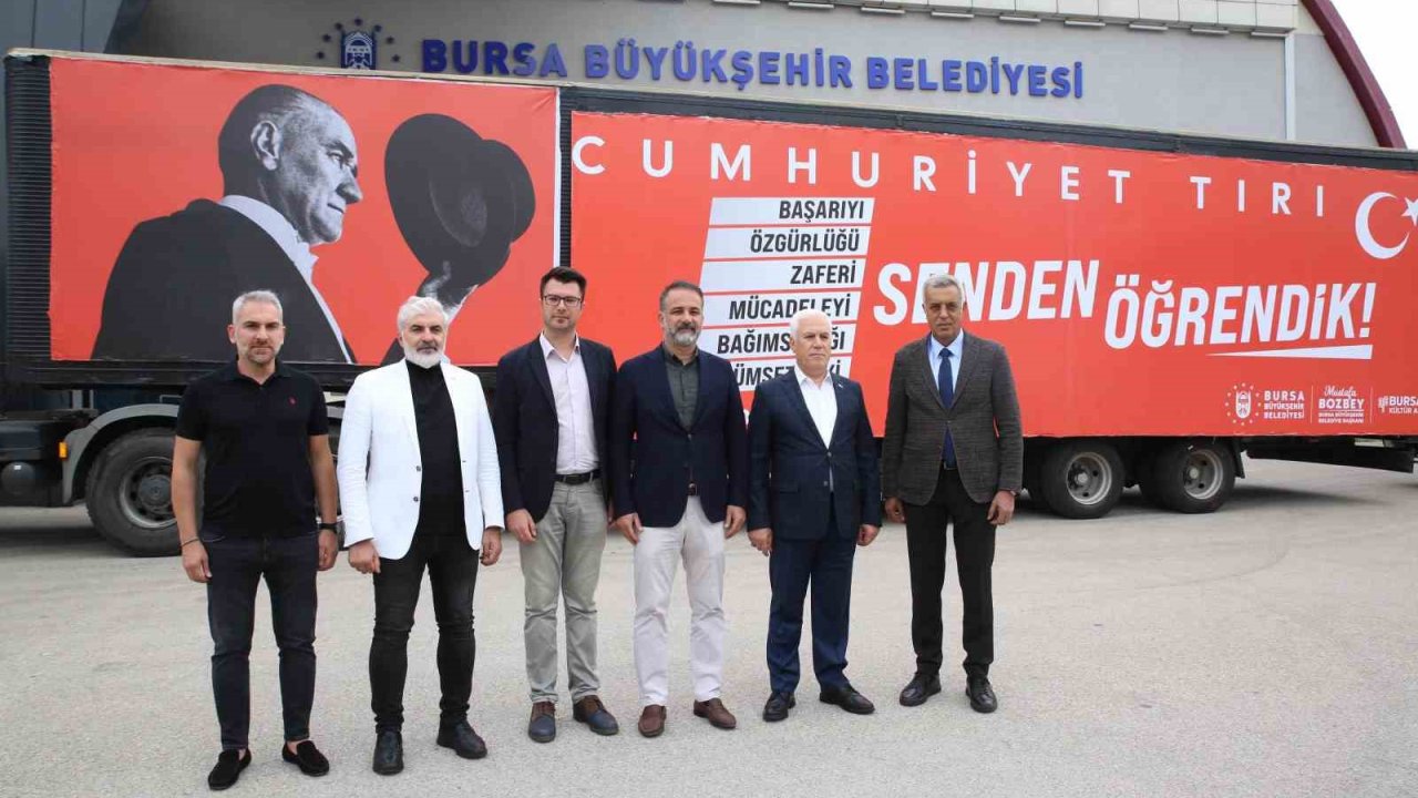 Cumhuriyet Tırı 29 Ekim coşkusunu Bursa’ya yayıyor