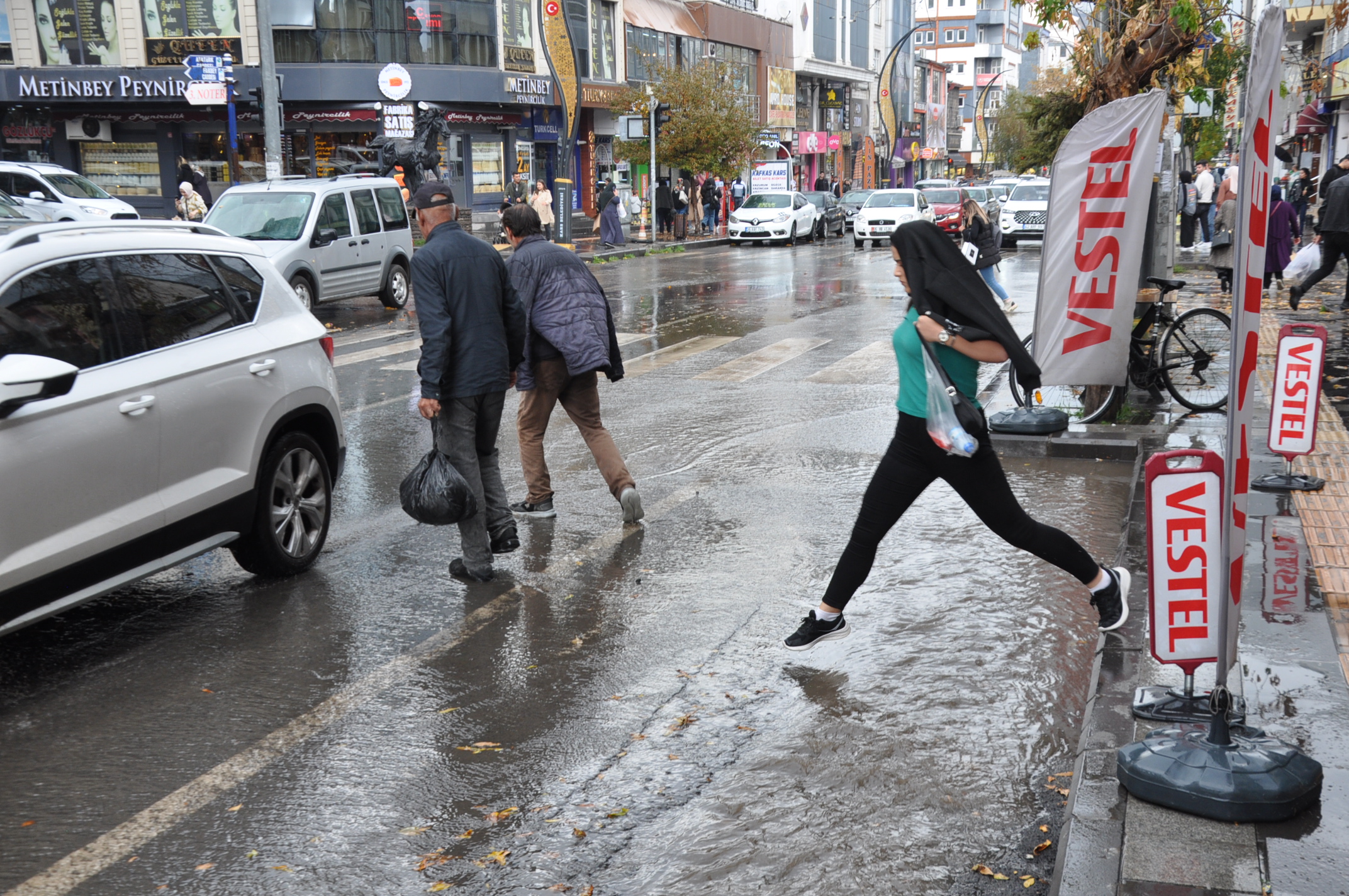 Kars'ta sağanak günlük yaşamı olumsuz etkiledi