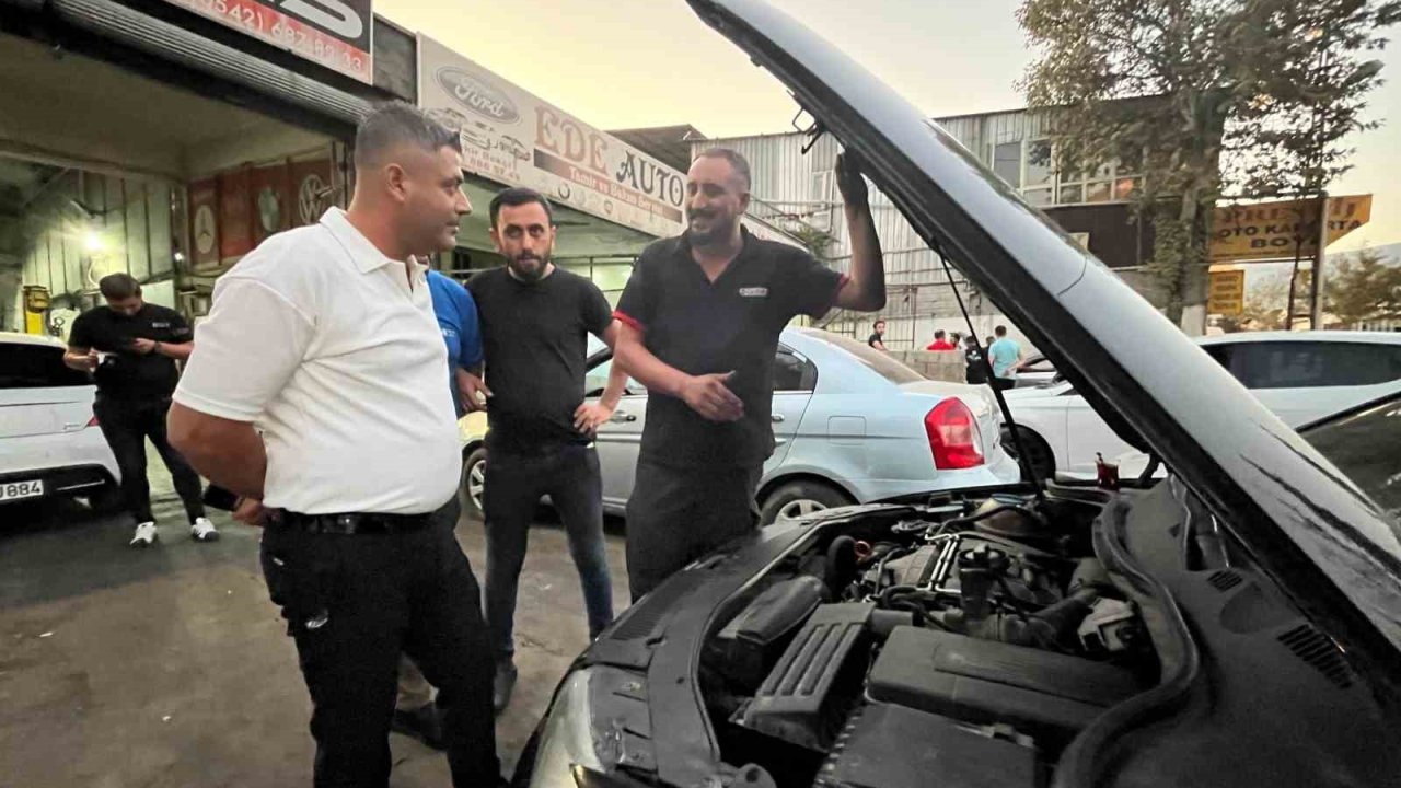 Otomobili tamirden erken çıkınca davul zurna eşliğinde oynayarak teslim aldı