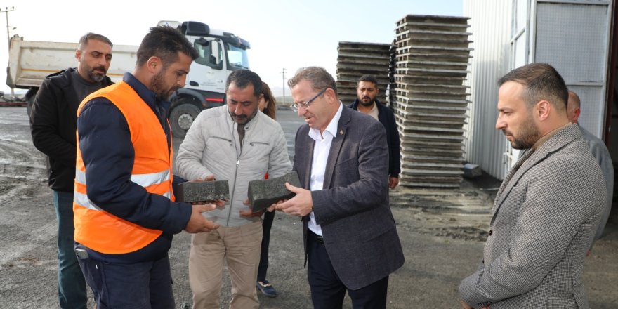 Vali Polat, Beton ve Parke Taş Üretim Tesisi'ni inceledi