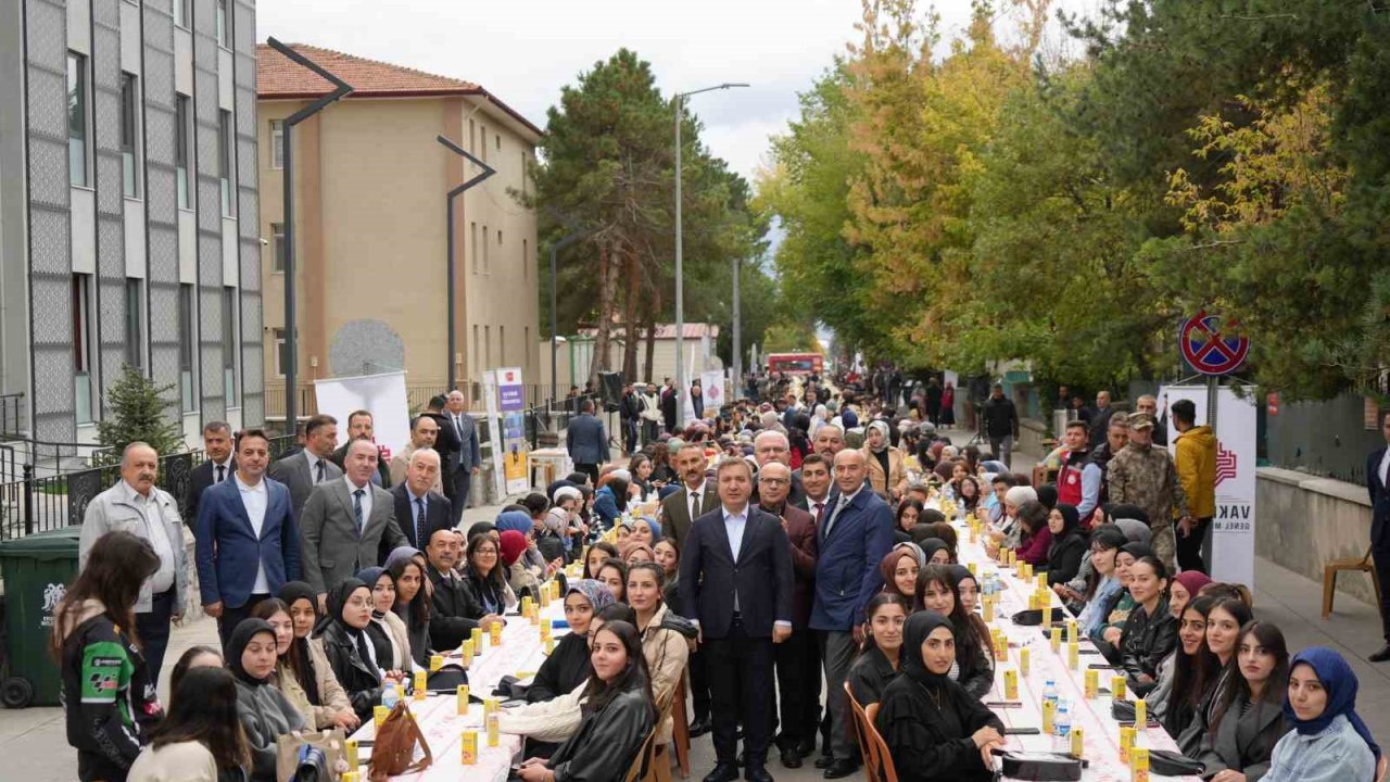 Üniversite öğrencilerine hoş geldiniz kahvaltısı