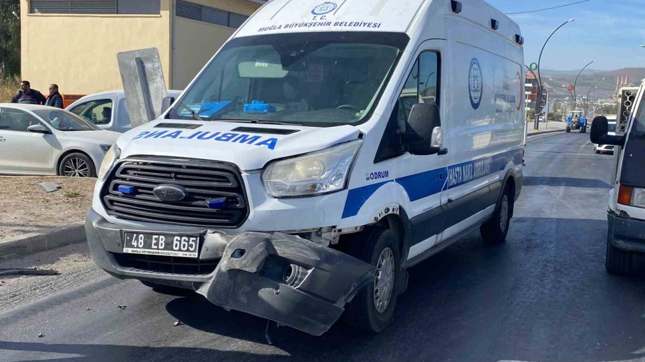 Ambulans ile otomobil çarpıştı: 1 yaralı