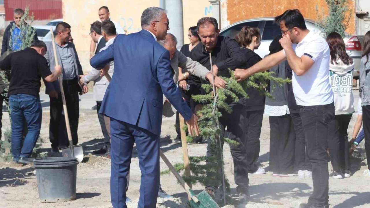 Karapınar’da fidanlar toprakla buluştu