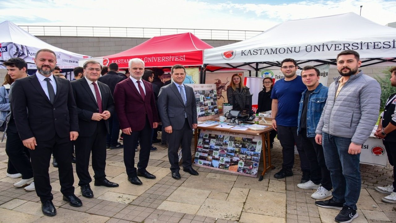 Rektör Topal, öğrenci stantlarını ziyaret etti