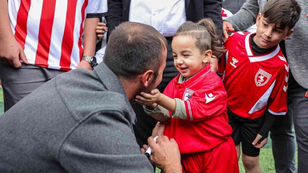 Şampiyon minikler kupayı Samsunspor kaptanının elinden aldı