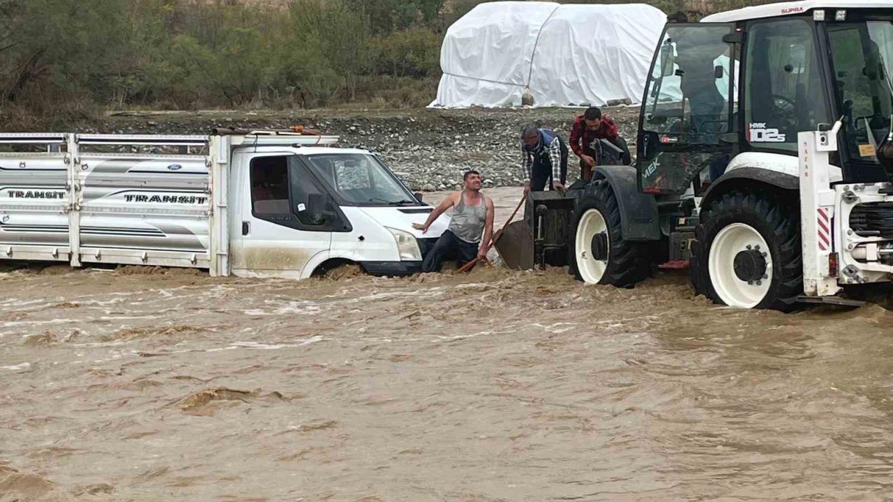 Kulp’ta aşırı yağış sonucu mahsur kalan şoför kurtarıldı