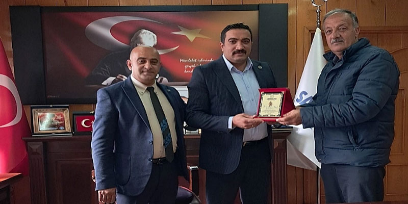 Sarıkamış Belediyesinden emekli olan personele plaket