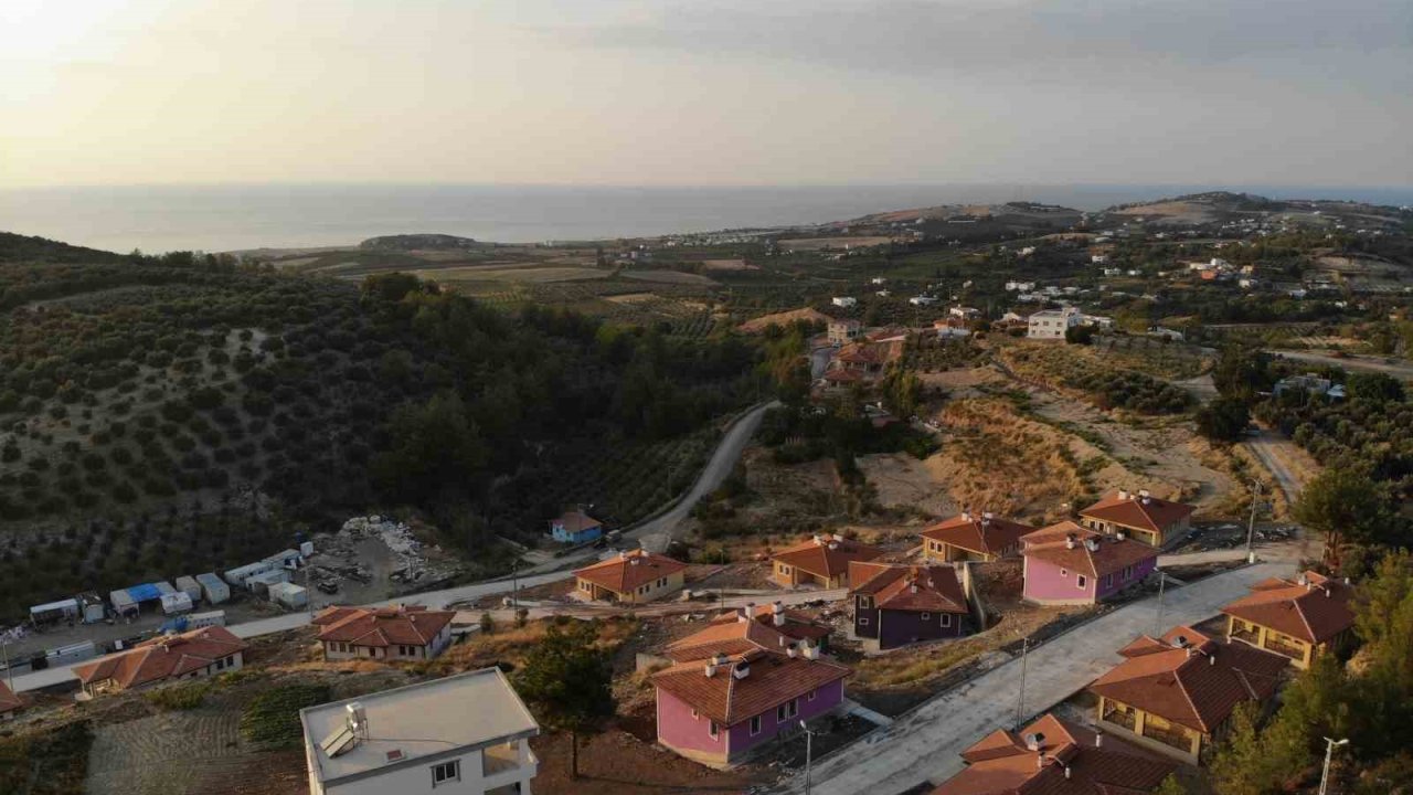 Deniz manzaralı köy evleri, mimarisi ve dayanıklılığıyla mest ediyor