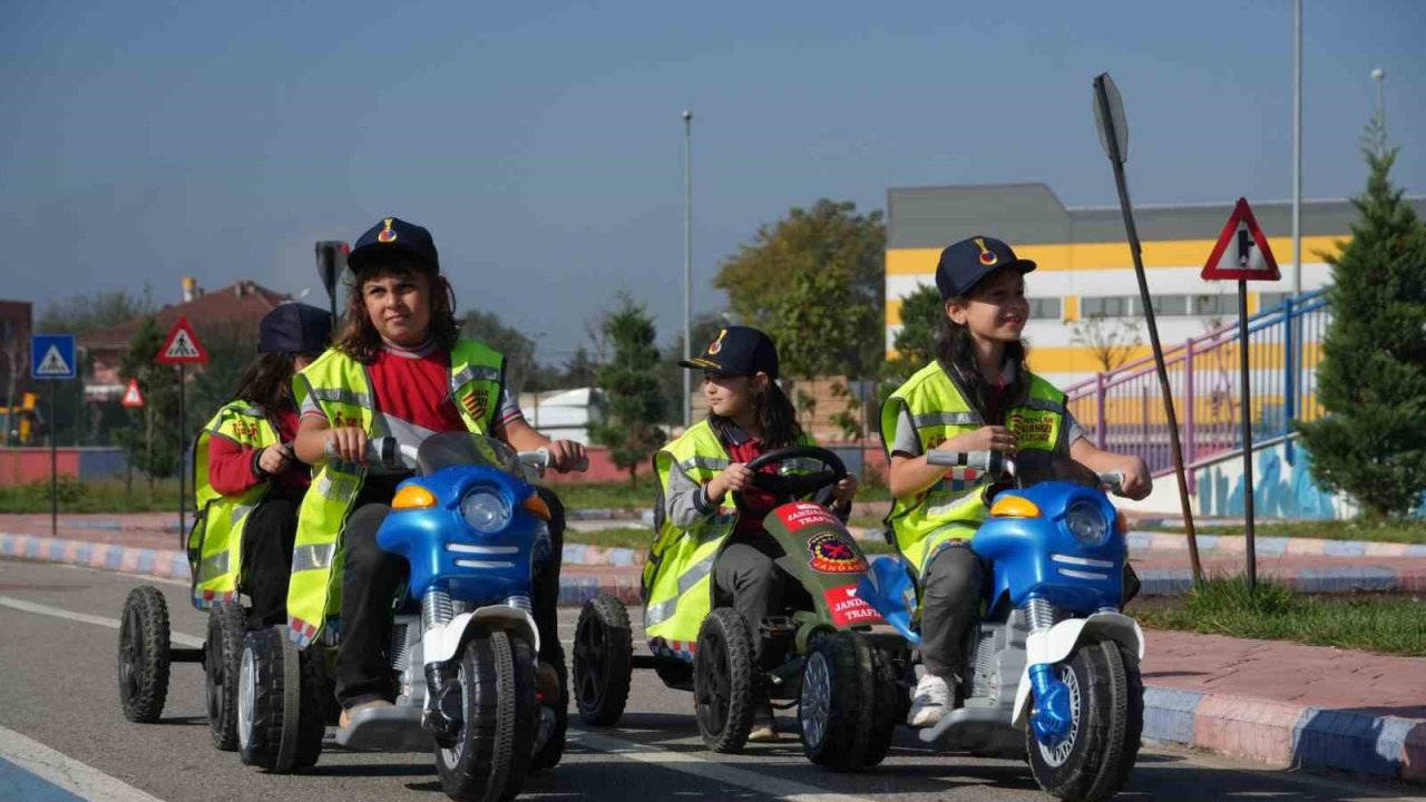 Jandarma ekipleri miniklere trafik kurallarını uygulamalı anlatıyor