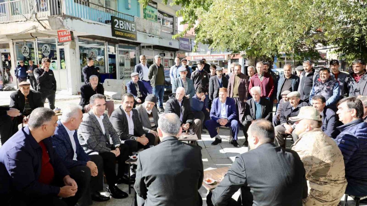 Bitlis Valisi Karakaya, Tatvan’da esnaf ve vatandaşlarla bir araya geldi