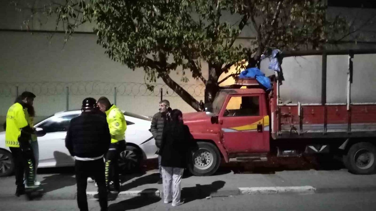 Kaza yapan sürücü başka bir aracın çarpması sonucu ağır yaralandı