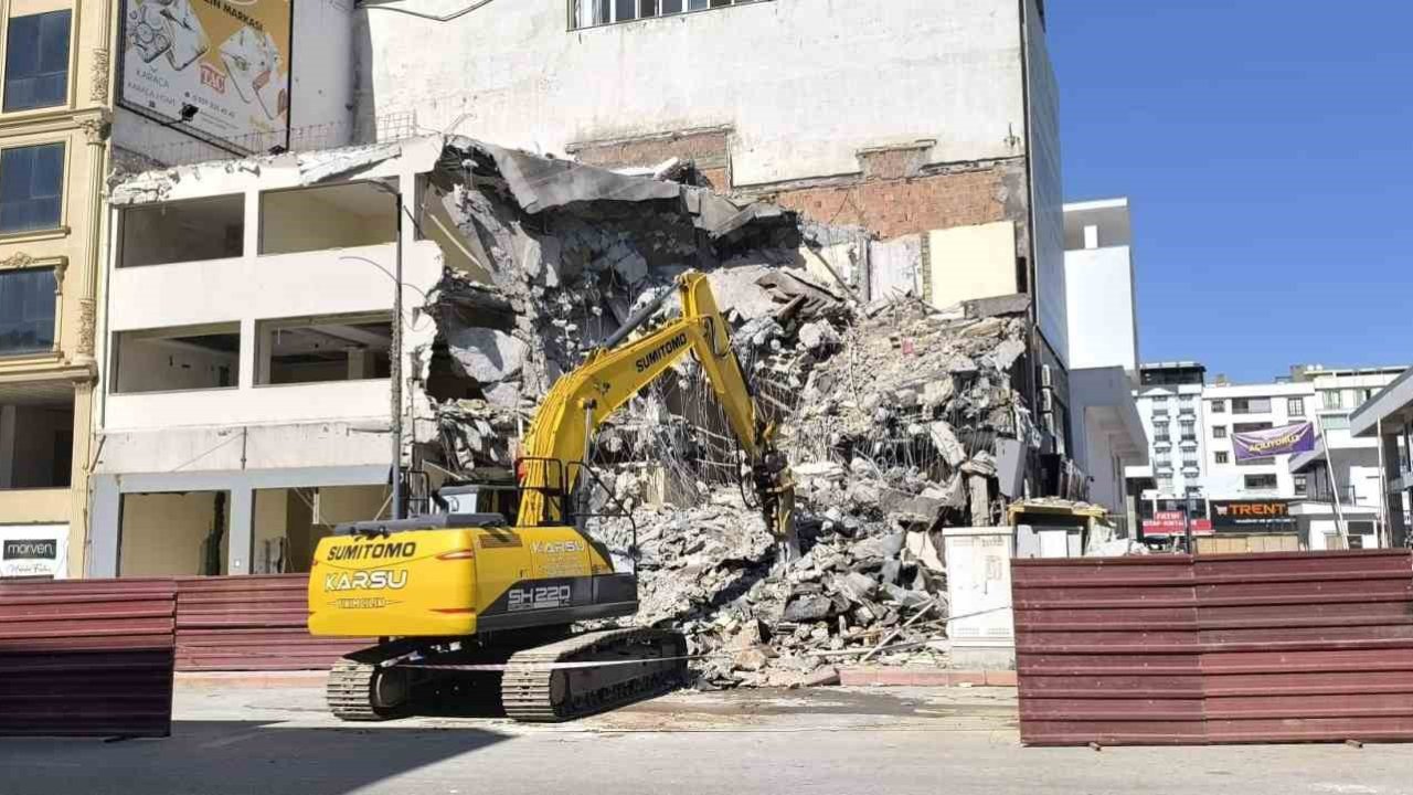 Yıkım esnasında başına moloz isabet eden işçi yaralandı