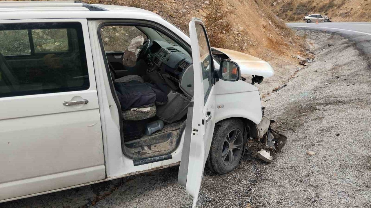 Otomobil ile minibüs kafa kafaya çarpıştı, 1’i ağır 10 kişi yaralandı