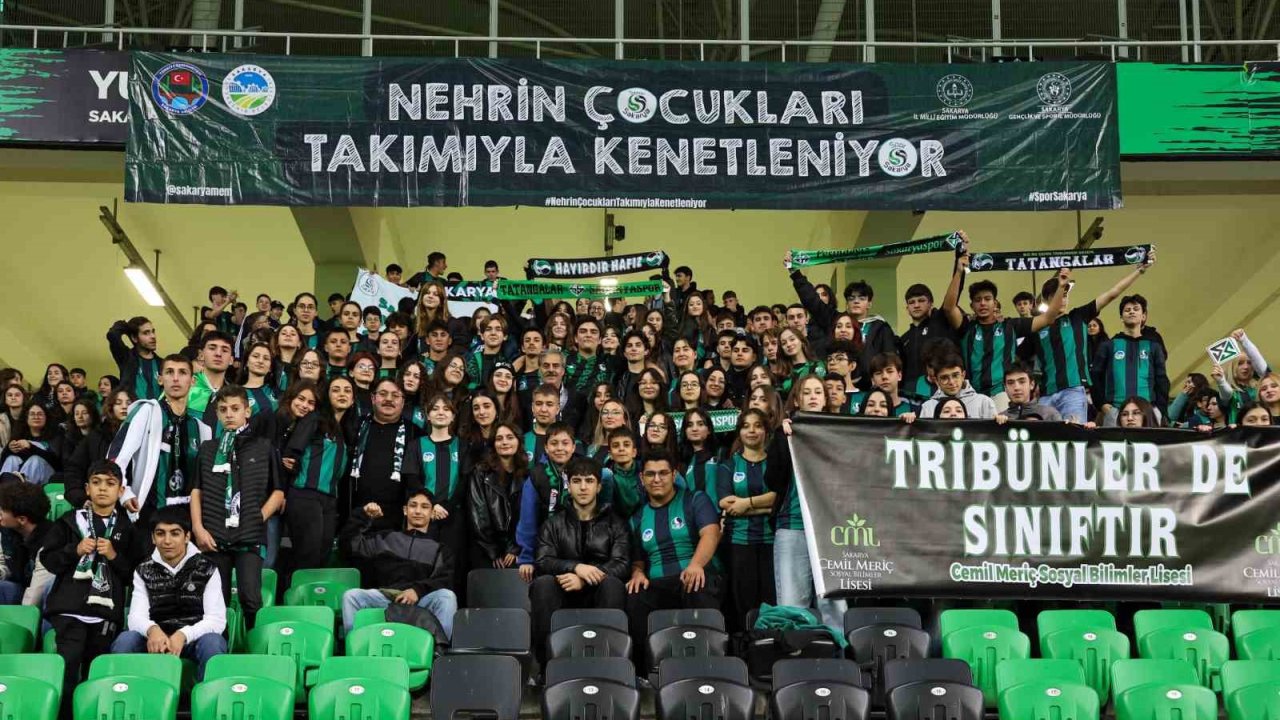 Başkan Alemdar, Sakaryaspor maçını minik tatangalarla izledi