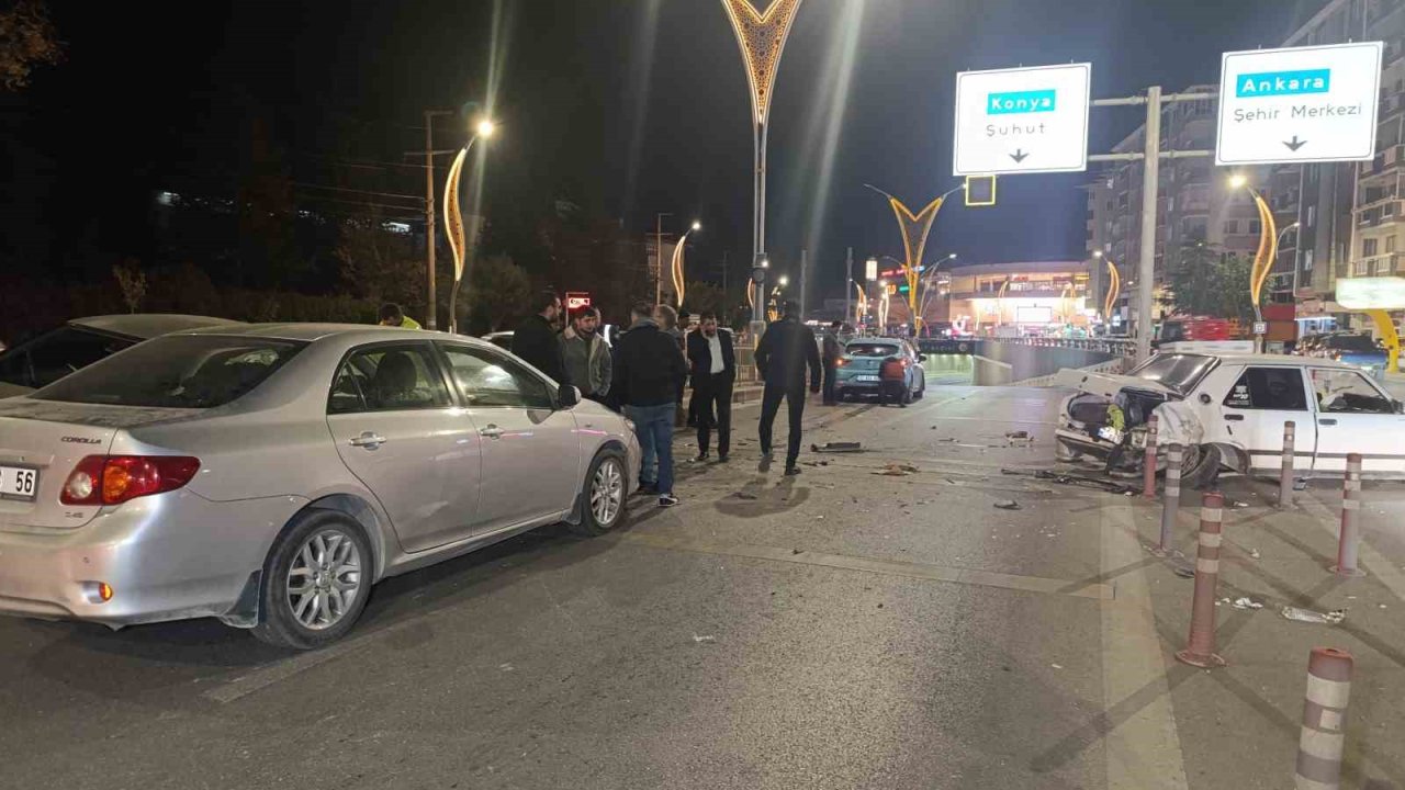 5 otomobilin karıştığı kazada ortalık savaş alanına döndü: 2 yaralı